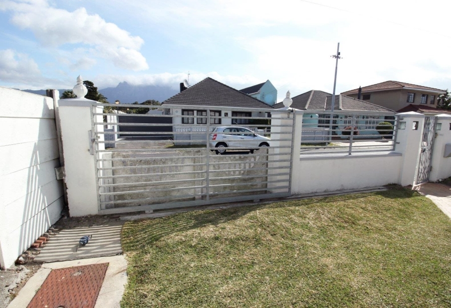 5 Bedroom Property for Sale in Lansdowne Western Cape